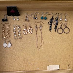 EARRING LOT OF JEWELRY SOME PAPARAZZI BRAND NEW GOLD AND SILVER COLOR DROP DANGL
